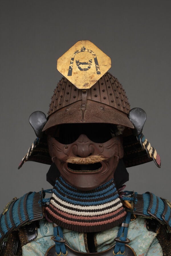 JAPON - XIXème siècle - ARMURE japonaise laquée noire (yoroi), lacée de cordons…