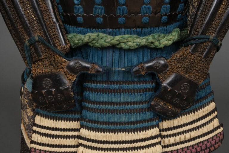 JAPON - XIXème siècle - ARMURE japonaise laquée noire (yoroi), lacée de cordons…