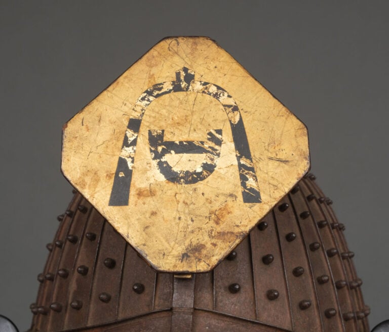 JAPON - XIXème siècle - ARMURE japonaise laquée noire (yoroi), lacée de cordons…