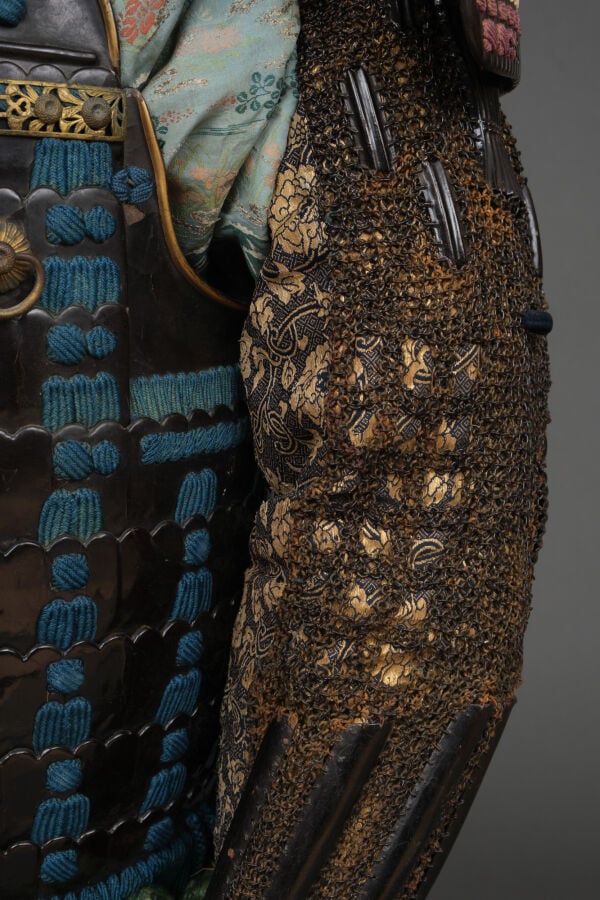 JAPON - XIXème siècle - ARMURE japonaise laquée noire (yoroi), lacée de cordons…