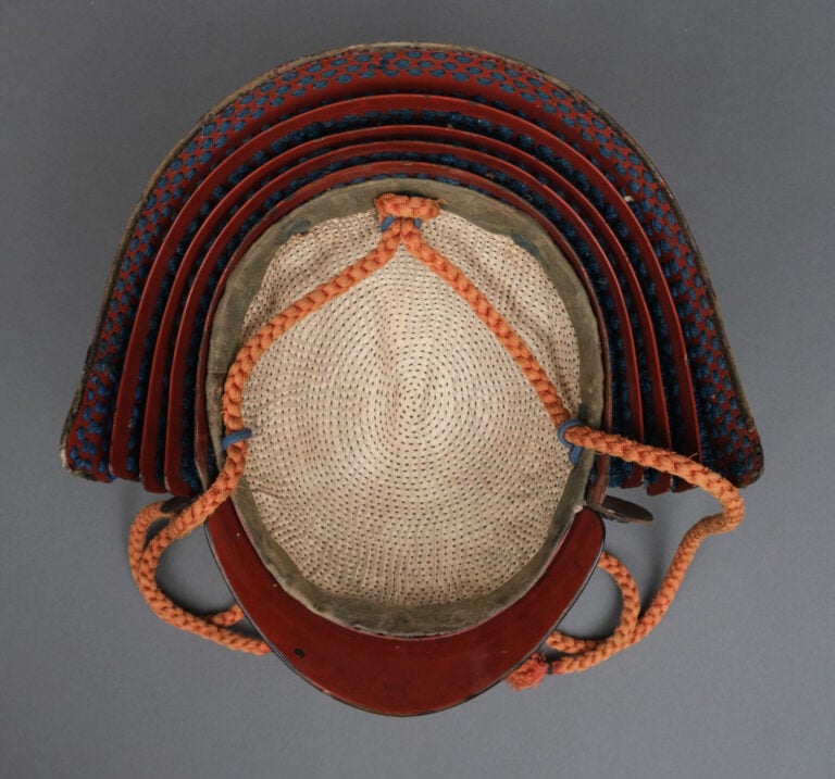 JAPON - XIXème siècle - CASQUE kabuto suji'bachi (casque à crêtes )entièrement…