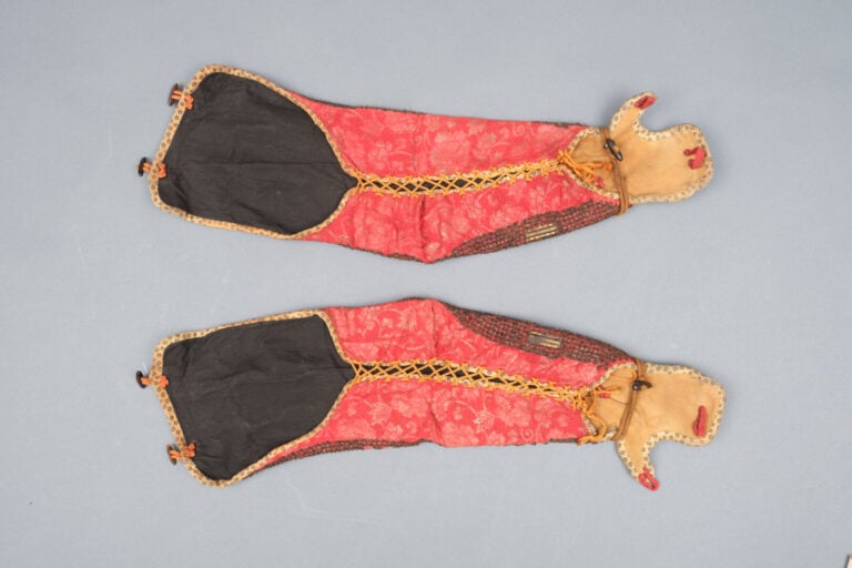 JAPON - XIXème siècle - Grande ARMURE dorée de la période Edo avec des cordons…