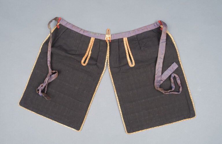 JAPON - XIXème siècle - Grande ARMURE dorée de la période Edo avec des cordons…