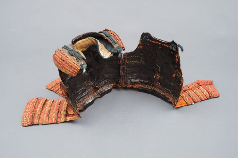 JAPON - XIXème siècle - Grande ARMURE dorée de la période Edo avec des cordons…