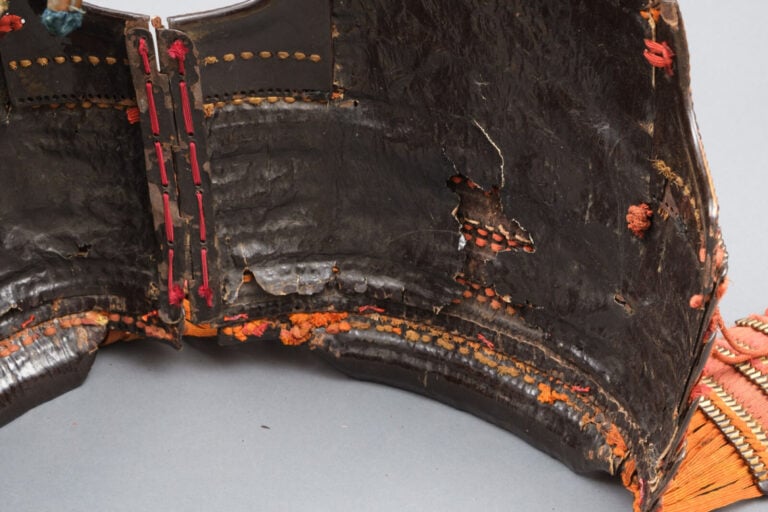 JAPON - XIXème siècle - Grande ARMURE dorée de la période Edo avec des cordons…