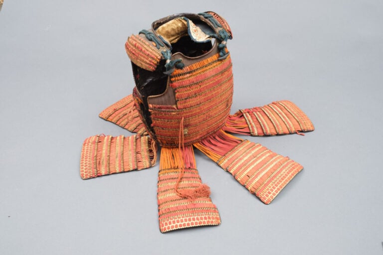 JAPON - XIXème siècle - Grande ARMURE dorée de la période Edo avec des cordons…