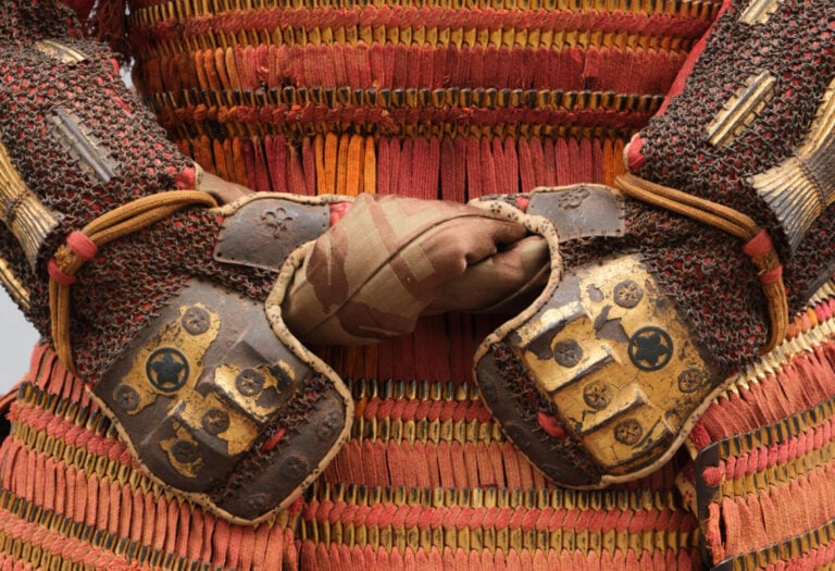 JAPON - XIXème siècle - Grande ARMURE dorée de la période Edo avec des cordons…