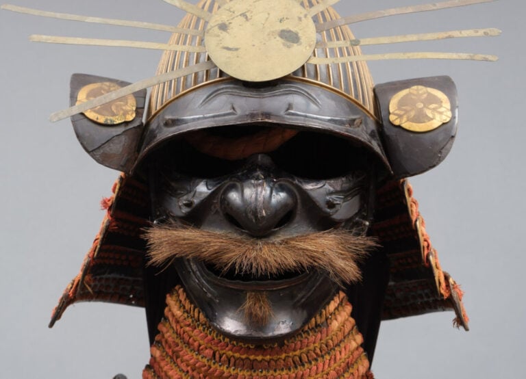 JAPON - XIXème siècle - Grande ARMURE dorée de la période Edo avec des cordons…