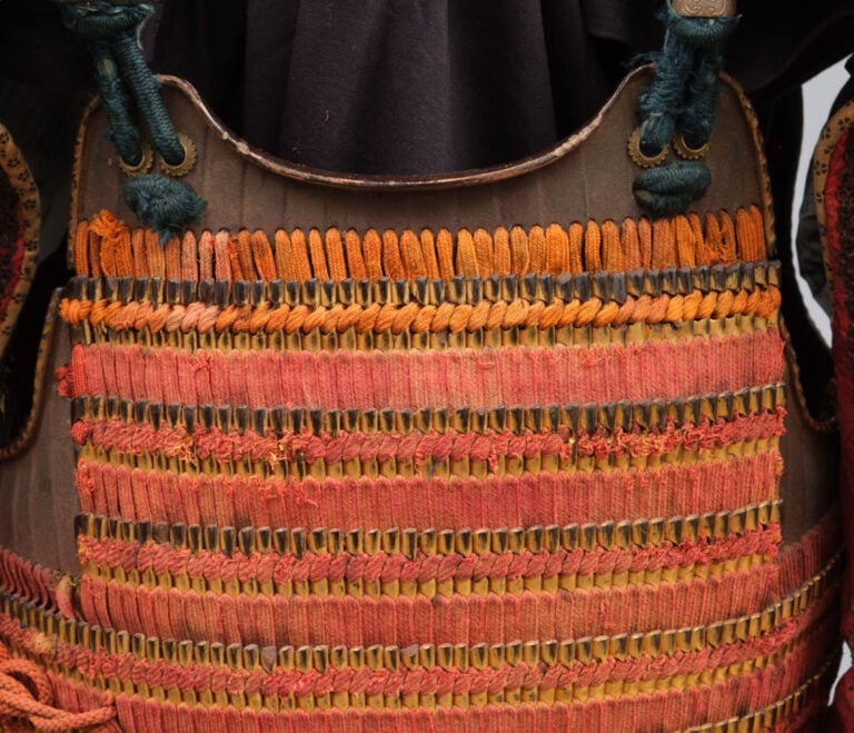 JAPON - XIXème siècle - Grande ARMURE dorée de la période Edo avec des cordons…