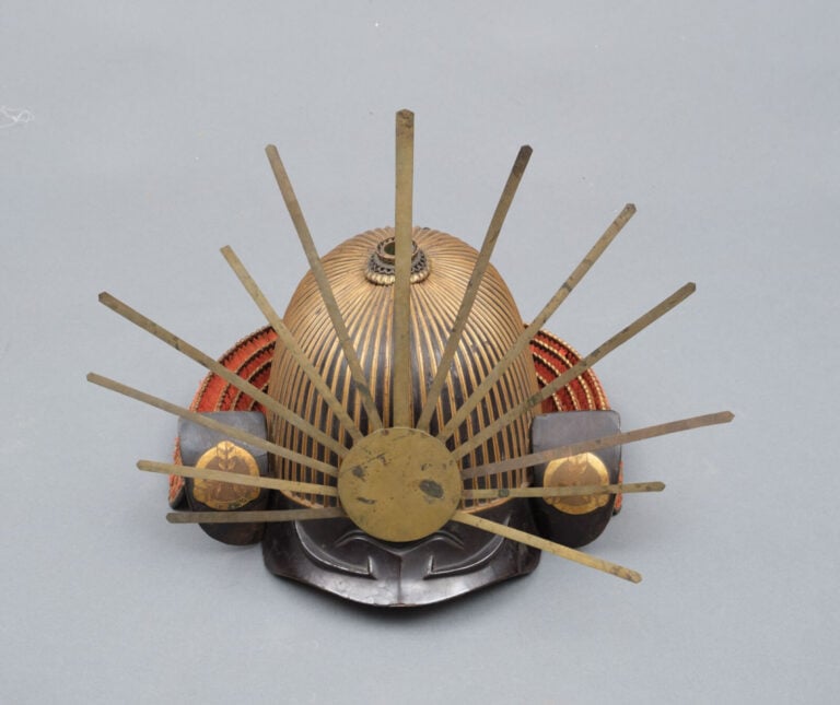 JAPON - XIXème siècle - Grande ARMURE dorée de la période Edo avec des cordons…