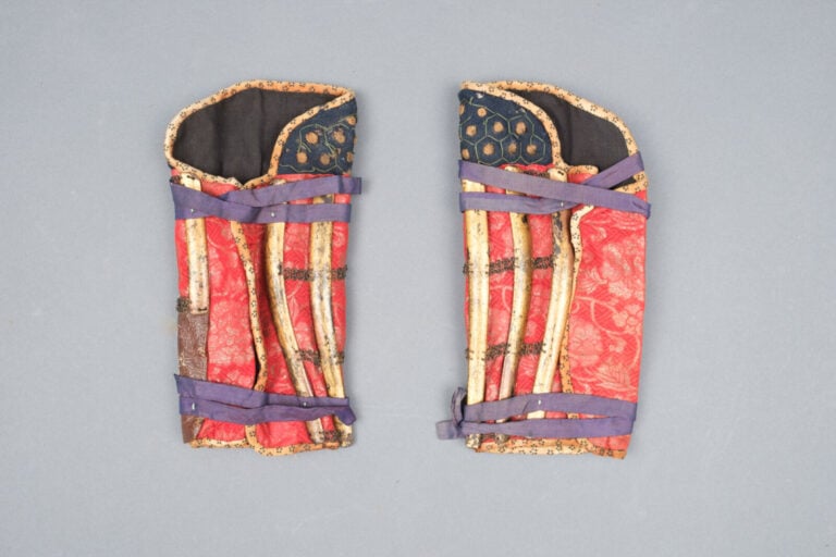 JAPON - XIXème siècle - Grande ARMURE dorée de la période Edo avec des cordons…