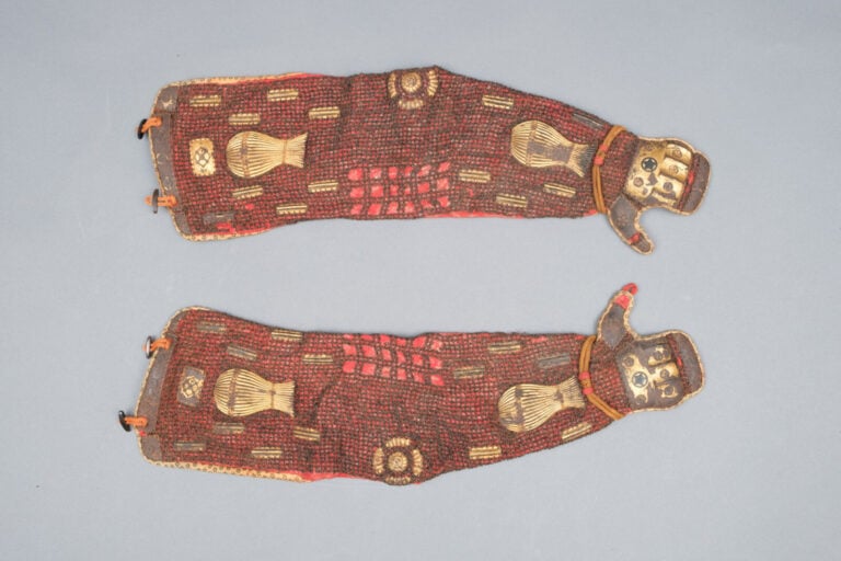 JAPON - XIXème siècle - Grande ARMURE dorée de la période Edo avec des cordons…