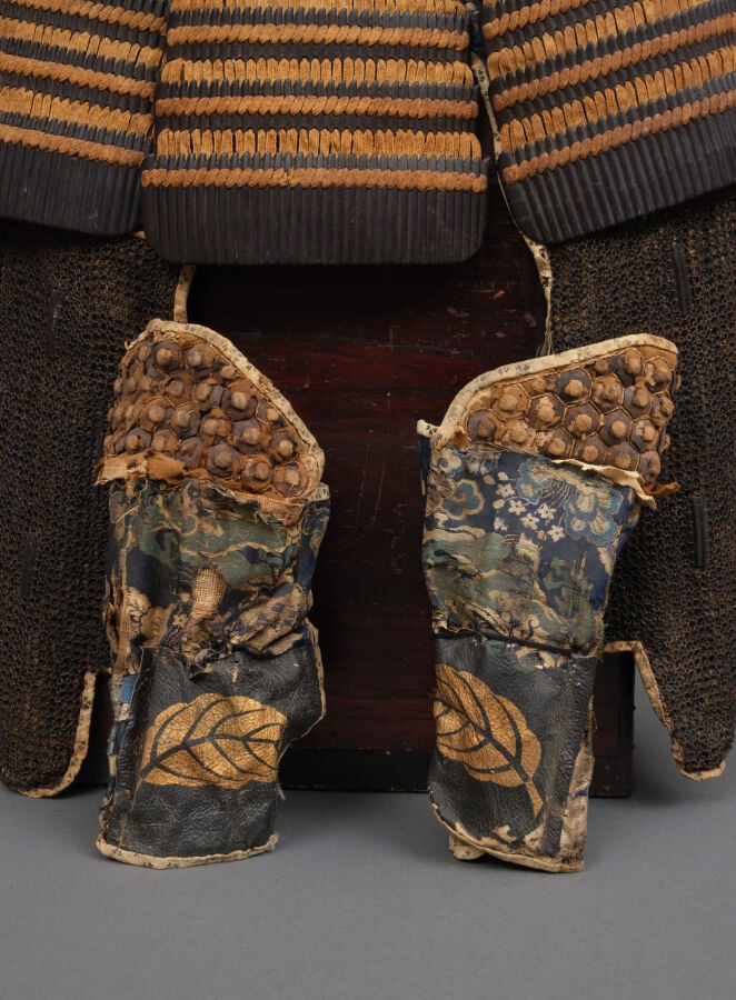 JAPON - XIXème siècle - Important ensemble de DEUX ARMURES (yoroi), avec DEUX H…