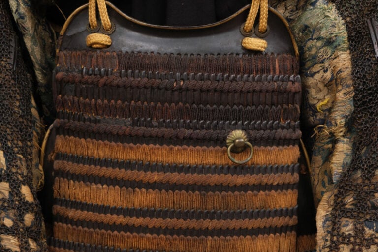 JAPON - XIXème siècle - Important ensemble de DEUX ARMURES (yoroi), avec DEUX H…