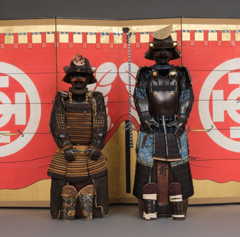 JAPON - XIXème siècle - Important ensemble de DEUX ARMURES (yoroi), avec DEUX H…