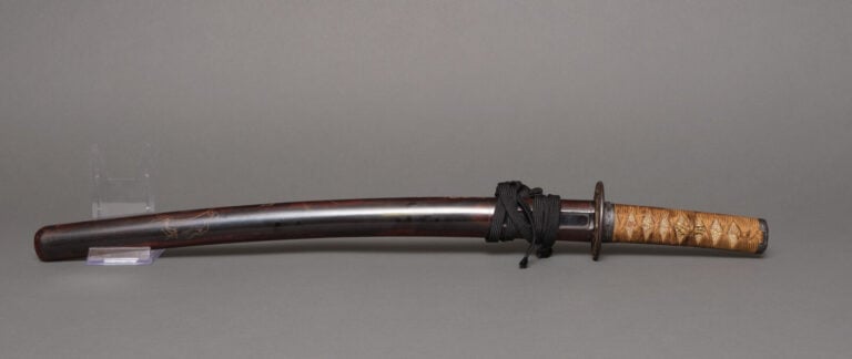 JAPON. XVIIIe siècle (période Edo) - SABRE Wakizashi Shinto en koshirae laqué m…