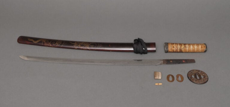 JAPON. XVIIIe siècle (période Edo) - SABRE Wakizashi Shinto en koshirae laqué m…
