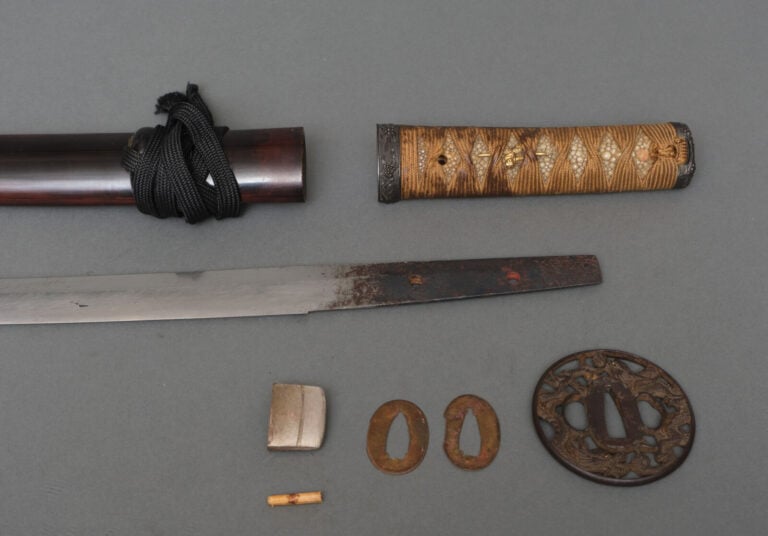 JAPON. XVIIIe siècle (période Edo) - SABRE Wakizashi Shinto en koshirae laqué m…