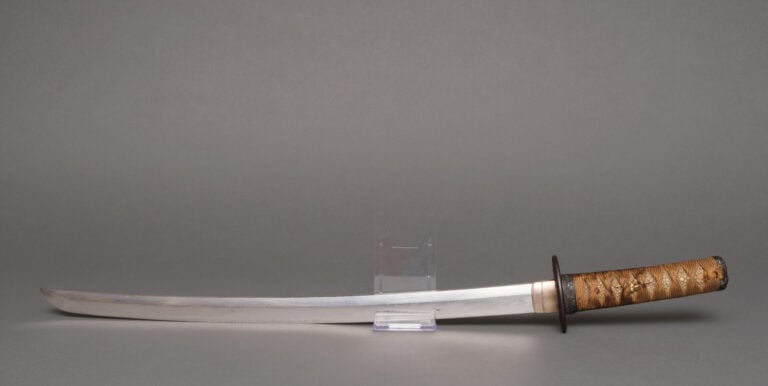 JAPON. XVIIIe siècle (période Edo) - SABRE Wakizashi Shinto en koshirae laqué m…