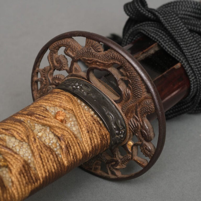 JAPON. XVIIIe siècle (période Edo) - SABRE Wakizashi Shinto en koshirae laqué m…