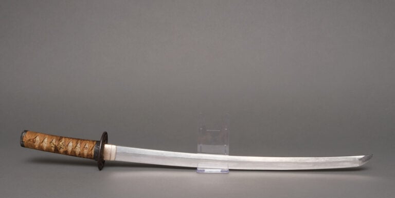 JAPON. XVIIIe siècle (période Edo) - SABRE Wakizashi Shinto en koshirae laqué m…