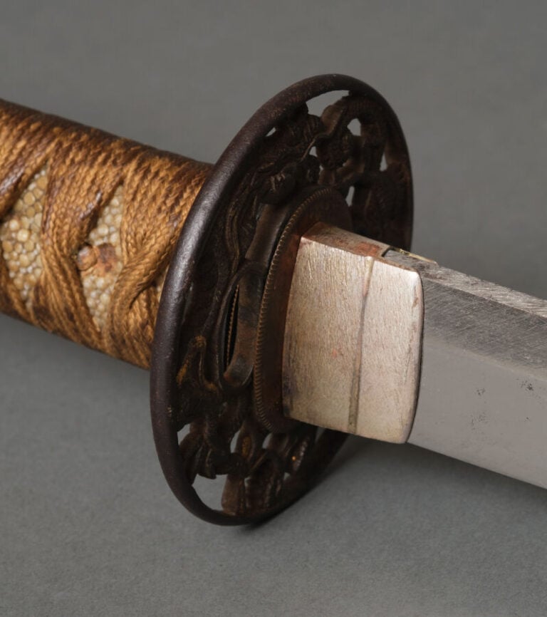 JAPON. XVIIIe siècle (période Edo) - SABRE Wakizashi Shinto en koshirae laqué m…