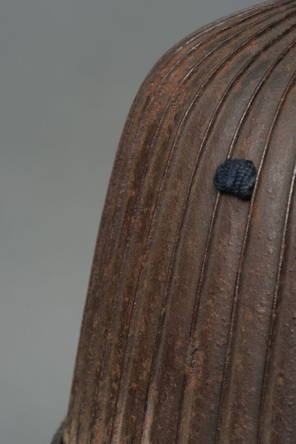 JAPON- XVIII/XIXème siècle - CASQUE suji'bachi kabuto signé, surmonté d'un maed…
