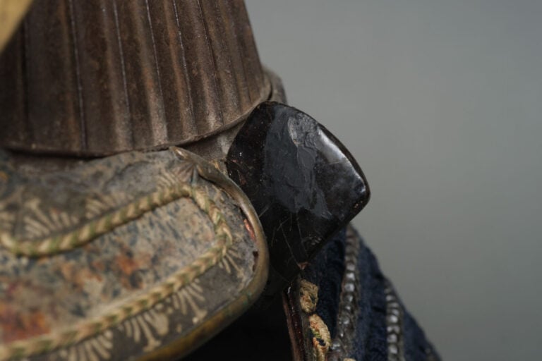 JAPON- XVIII/XIXème siècle - CASQUE suji'bachi kabuto signé, surmonté d'un maed…