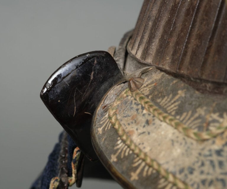 JAPON- XVIII/XIXème siècle - CASQUE suji'bachi kabuto signé, surmonté d'un maed…