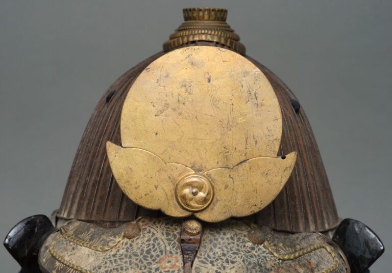 JAPON- XVIII/XIXème siècle - CASQUE suji'bachi kabuto signé, surmonté d'un maed…