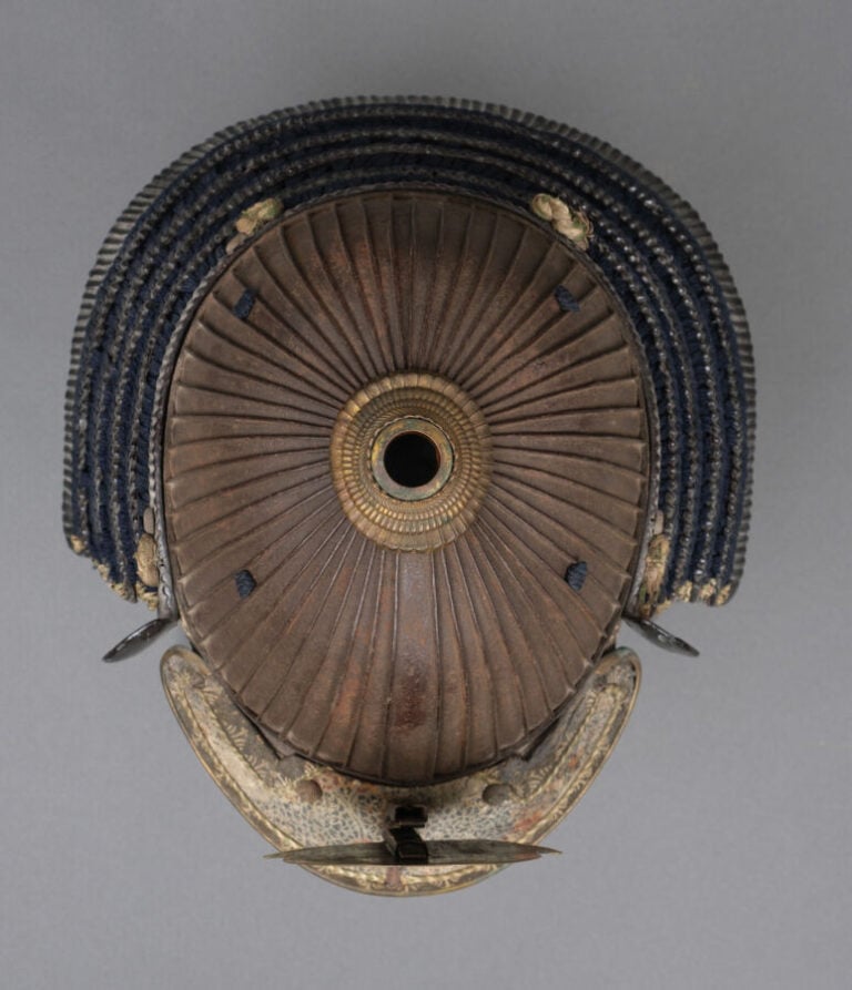 JAPON- XVIII/XIXème siècle - CASQUE suji'bachi kabuto signé, surmonté d'un maed…