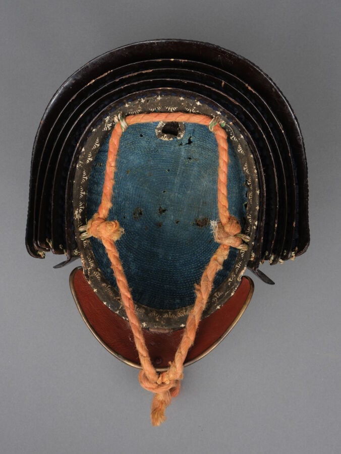 JAPON- XVIII/XIXème siècle - CASQUE suji'bachi kabuto signé, surmonté d'un maed…
