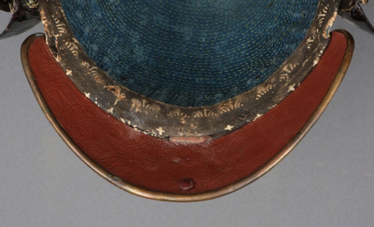 JAPON- XVIII/XIXème siècle - CASQUE suji'bachi kabuto signé, surmonté d'un maed…