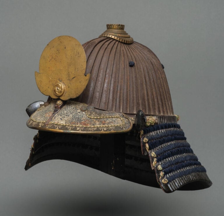 JAPON- XVIII/XIXème siècle - CASQUE suji'bachi kabuto signé, surmonté d'un maed…