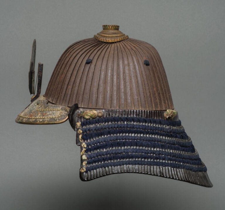 JAPON- XVIII/XIXème siècle - CASQUE suji'bachi kabuto signé, surmonté d'un maed…