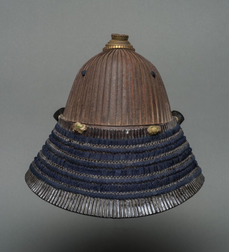 JAPON- XVIII/XIXème siècle - CASQUE suji'bachi kabuto signé, surmonté d'un maed…