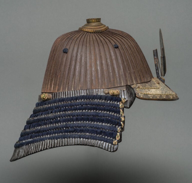JAPON- XVIII/XIXème siècle - CASQUE suji'bachi kabuto signé, surmonté d'un maed…