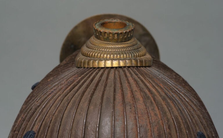 JAPON- XVIII/XIXème siècle - CASQUE suji'bachi kabuto signé, surmonté d'un maed…