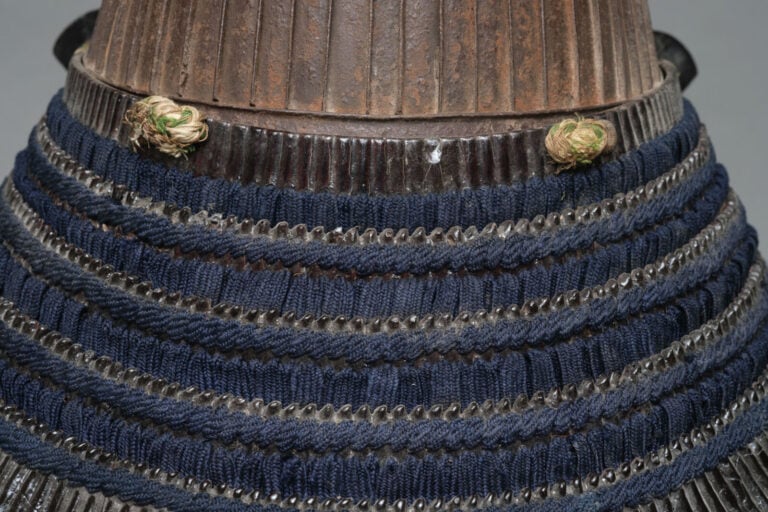 JAPON- XVIII/XIXème siècle - CASQUE suji'bachi kabuto signé, surmonté d'un maed…