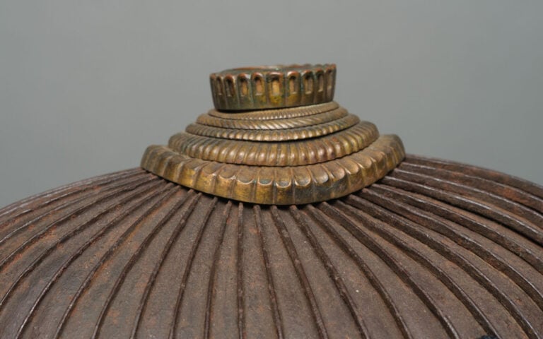 JAPON- XVIII/XIXème siècle - CASQUE suji'bachi kabuto signé, surmonté d'un maed…