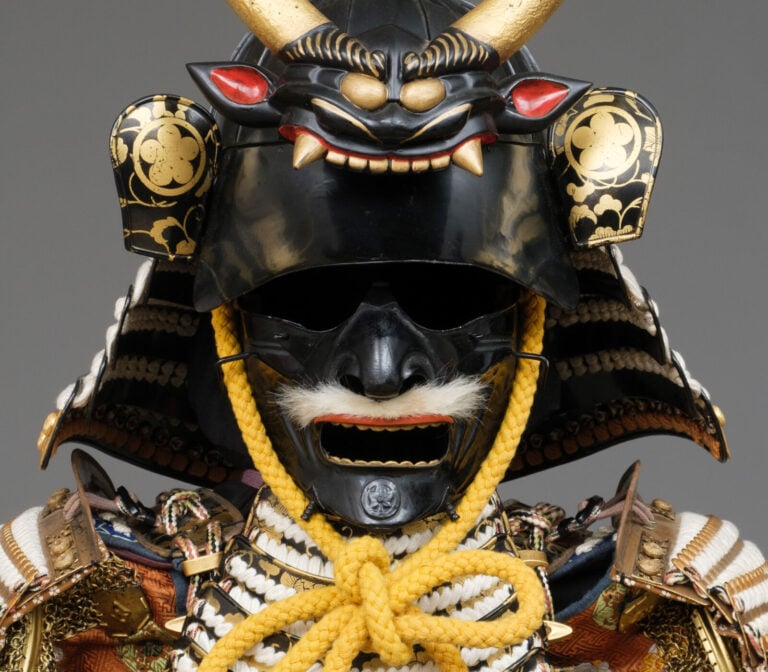 JAPON- XXème - Grande ARMURE (ô'yoroi) japonaise laquée or et noir, ornée de co…