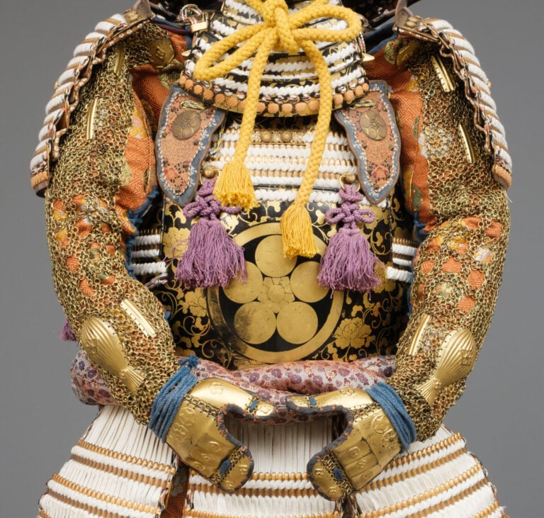 JAPON- XXème - Grande ARMURE (ô'yoroi) japonaise laquée or et noir, ornée de co…