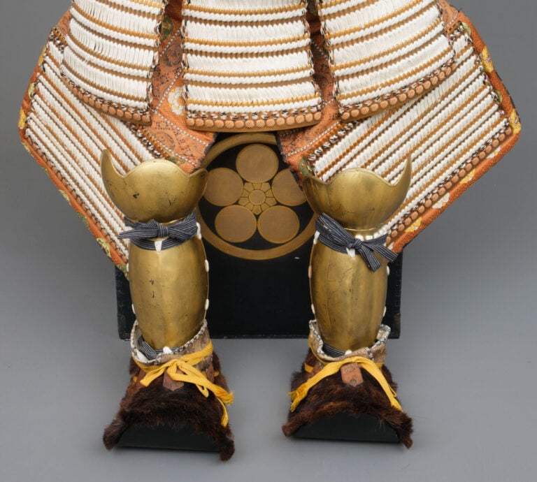 JAPON- XXème - Grande ARMURE (ô'yoroi) japonaise laquée or et noir, ornée de co…