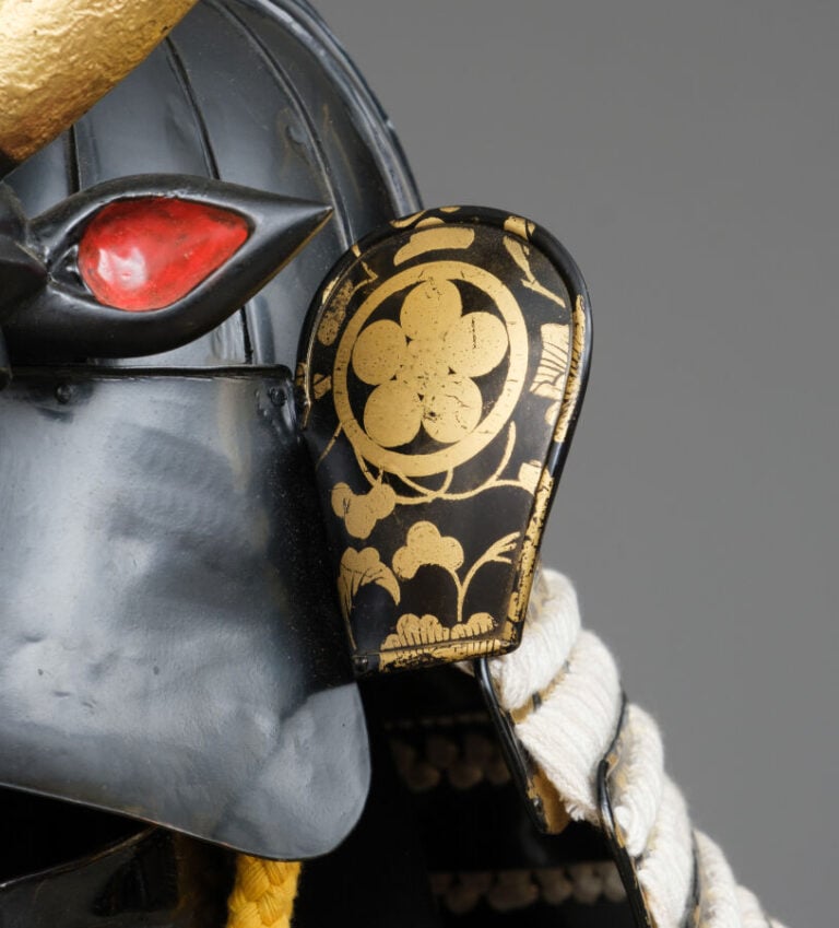 JAPON- XXème - Grande ARMURE (ô'yoroi) japonaise laquée or et noir, ornée de co…