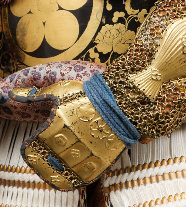 JAPON- XXème - Grande ARMURE (ô'yoroi) japonaise laquée or et noir, ornée de co…