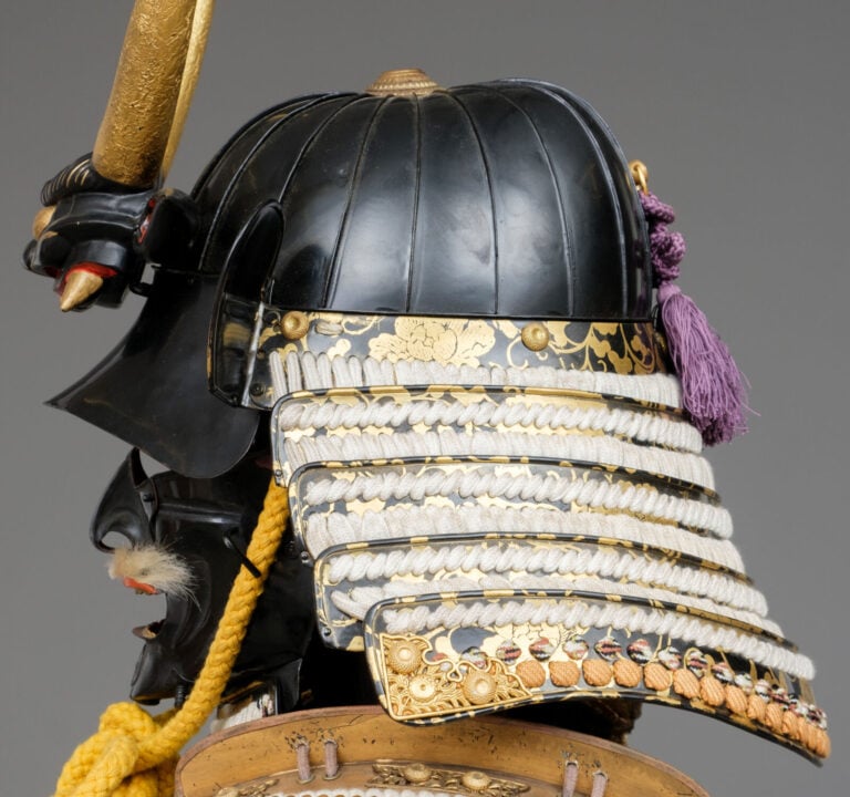 JAPON- XXème - Grande ARMURE (ô'yoroi) japonaise laquée or et noir, ornée de co…
