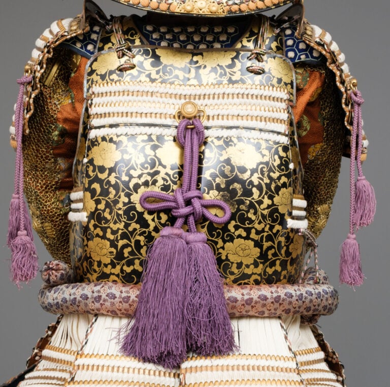 JAPON- XXème - Grande ARMURE (ô'yoroi) japonaise laquée or et noir, ornée de co…