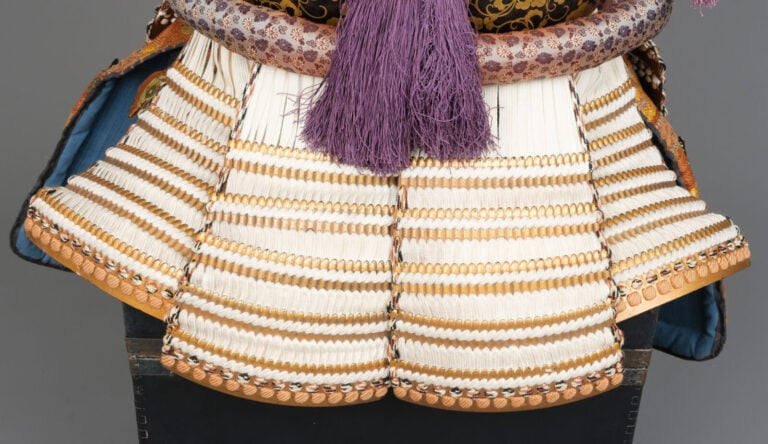 JAPON- XXème - Grande ARMURE (ô'yoroi) japonaise laquée or et noir, ornée de co…