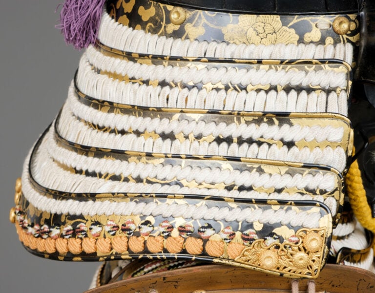 JAPON- XXème - Grande ARMURE (ô'yoroi) japonaise laquée or et noir, ornée de co…