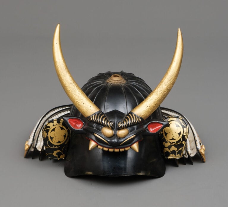JAPON- XXème - Grande ARMURE (ô'yoroi) japonaise laquée or et noir, ornée de co…